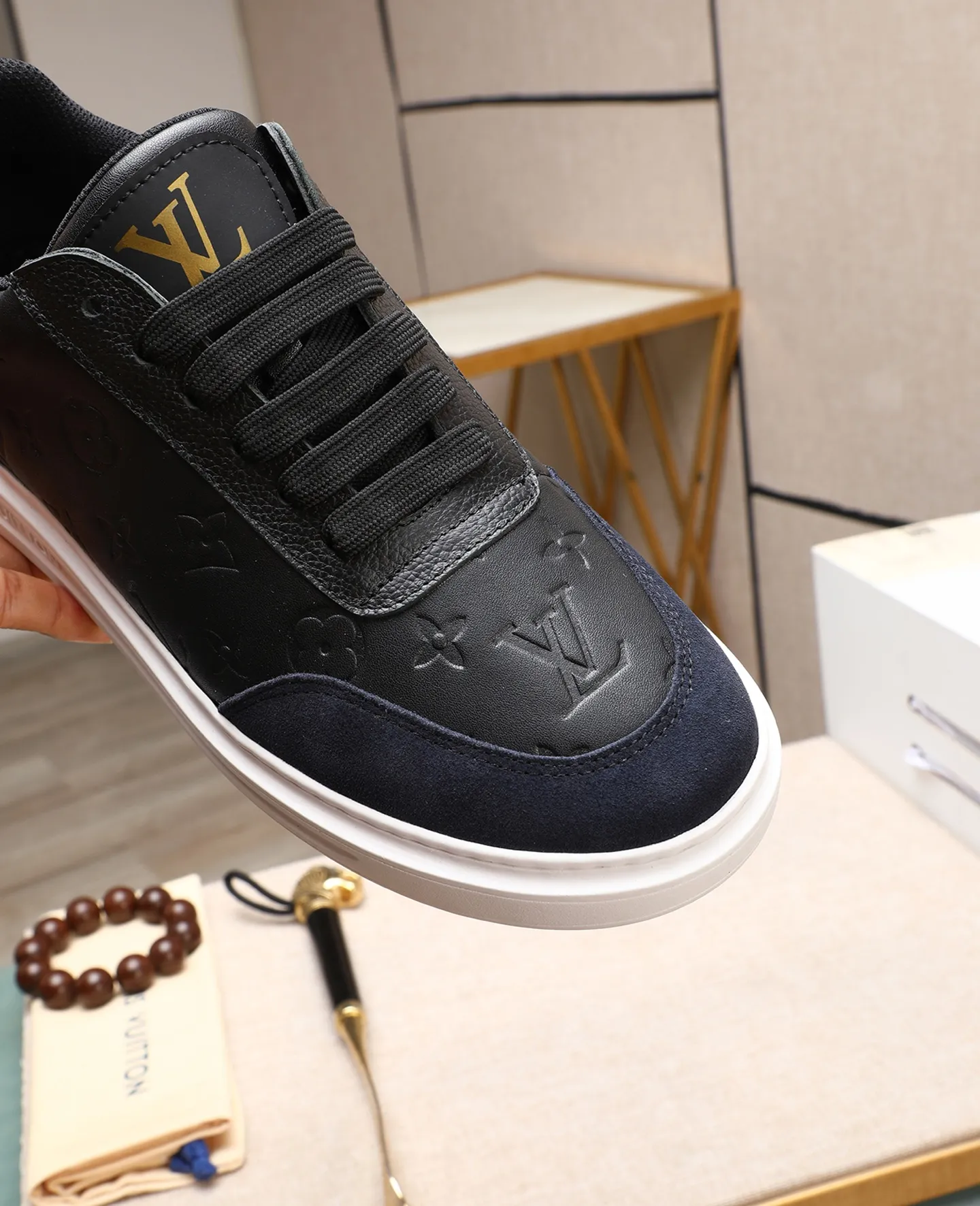 Men's shoes 💰540 📛📛【LOUIS VUITTON】Louis Vuitton new product👟Milan fashion catwalk style🇰🇾🇰🇾LV family logo, celebrity style, a must-have for fashionistas⚠️Classic presbyopia flower➕Water-dyed cow lining➕Special outsole👞Number 38-44 (45 46 custom-made)